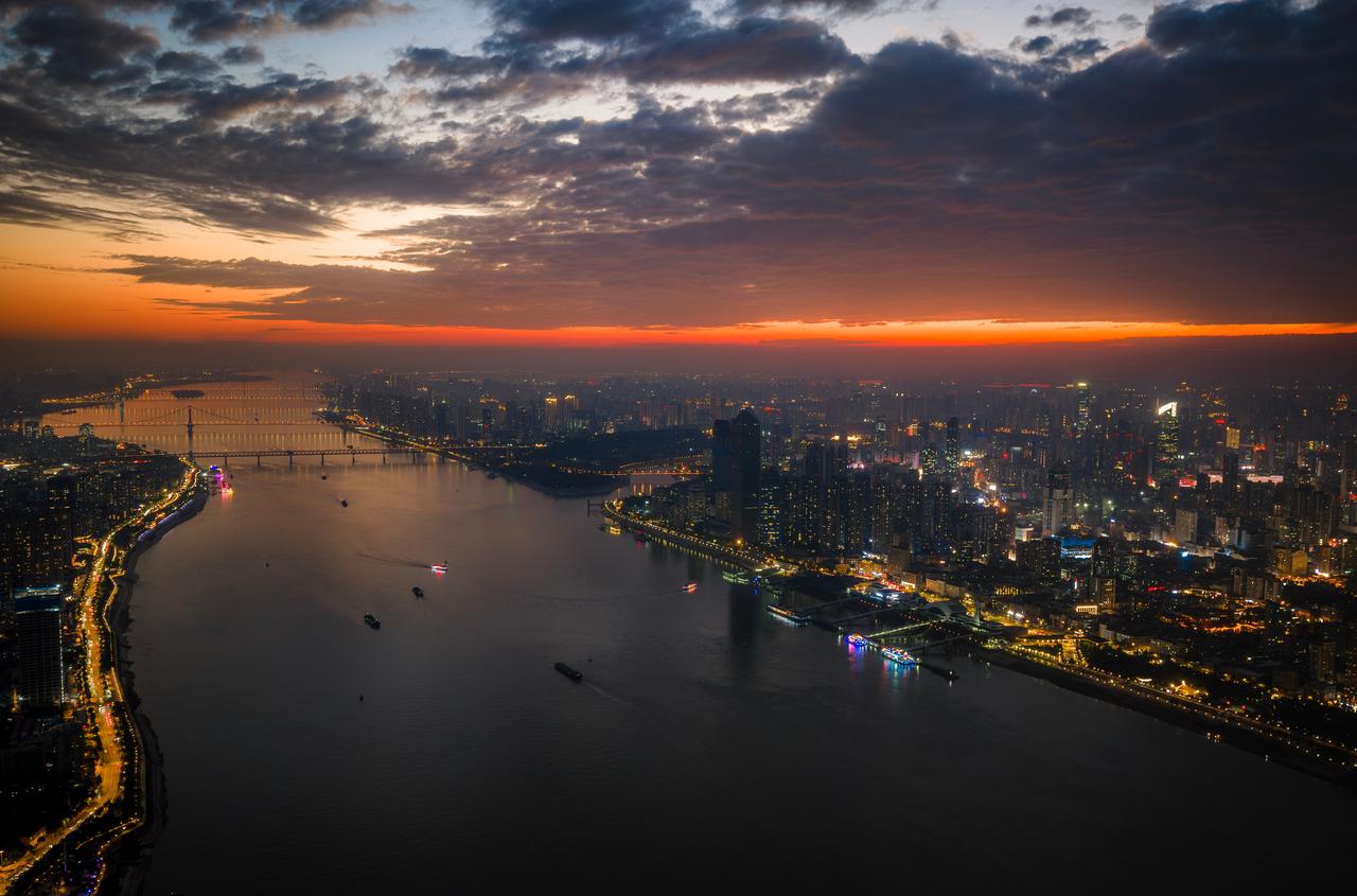 夜幕下的江城，成了小说里的A市
武汉又透彻了拍了拍武汉（via@Duke星君 ）