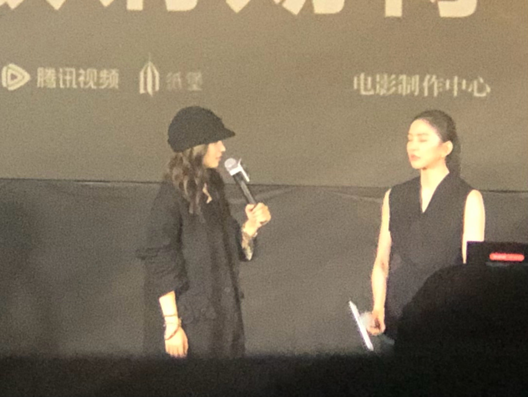《画梦录》首映，女主角代露娃大赞全片远远超出预期，透露为了演天才画师，苦练握住毛