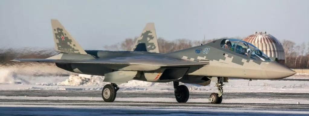 苏57双座型首飞，基于T50-4改装试飞。
所以苏57会长成图一这样吗？[吃瓜群