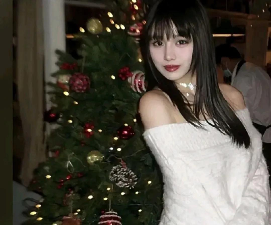 汪峰女儿小苹果晒出美照
哇，都长这么大了
差点认不出来
这小妞，长得真美
穿搭也