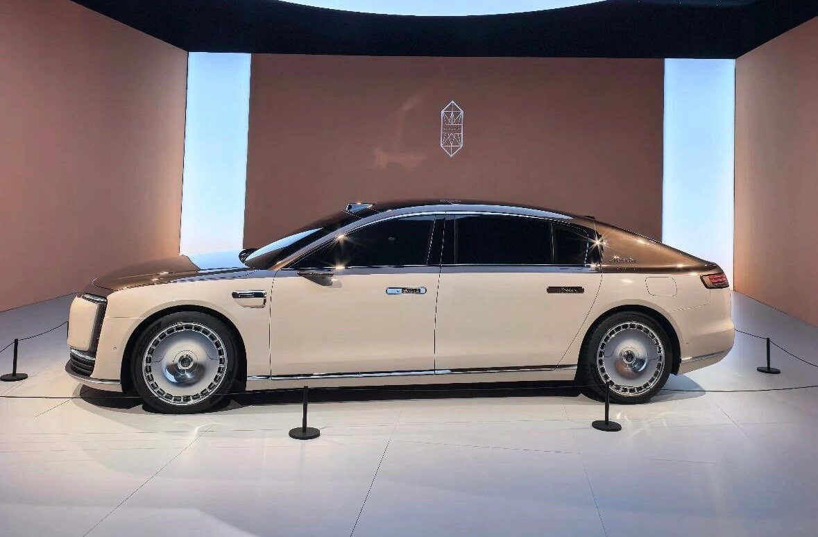 🚘尊界S800外观超绝，5.48 米的车长+3370mm轴距，妥妥的豪车气场！