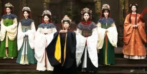 玉茗茶骨:荣府老太太的一生经历比荣善宝更精彩！荣府老太太一生有三个丈夫，第一任丈