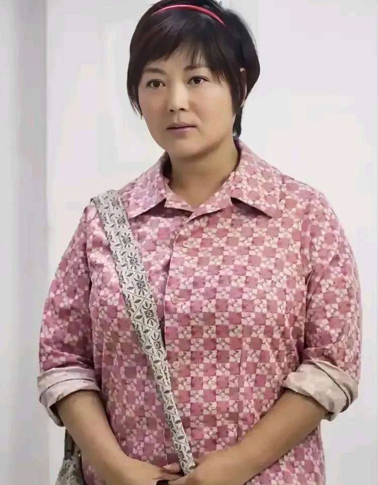 她是要和梅婷争夺《父母爱情》女主角安杰的演员，幸亏没有让她演！以她这种气质，是万