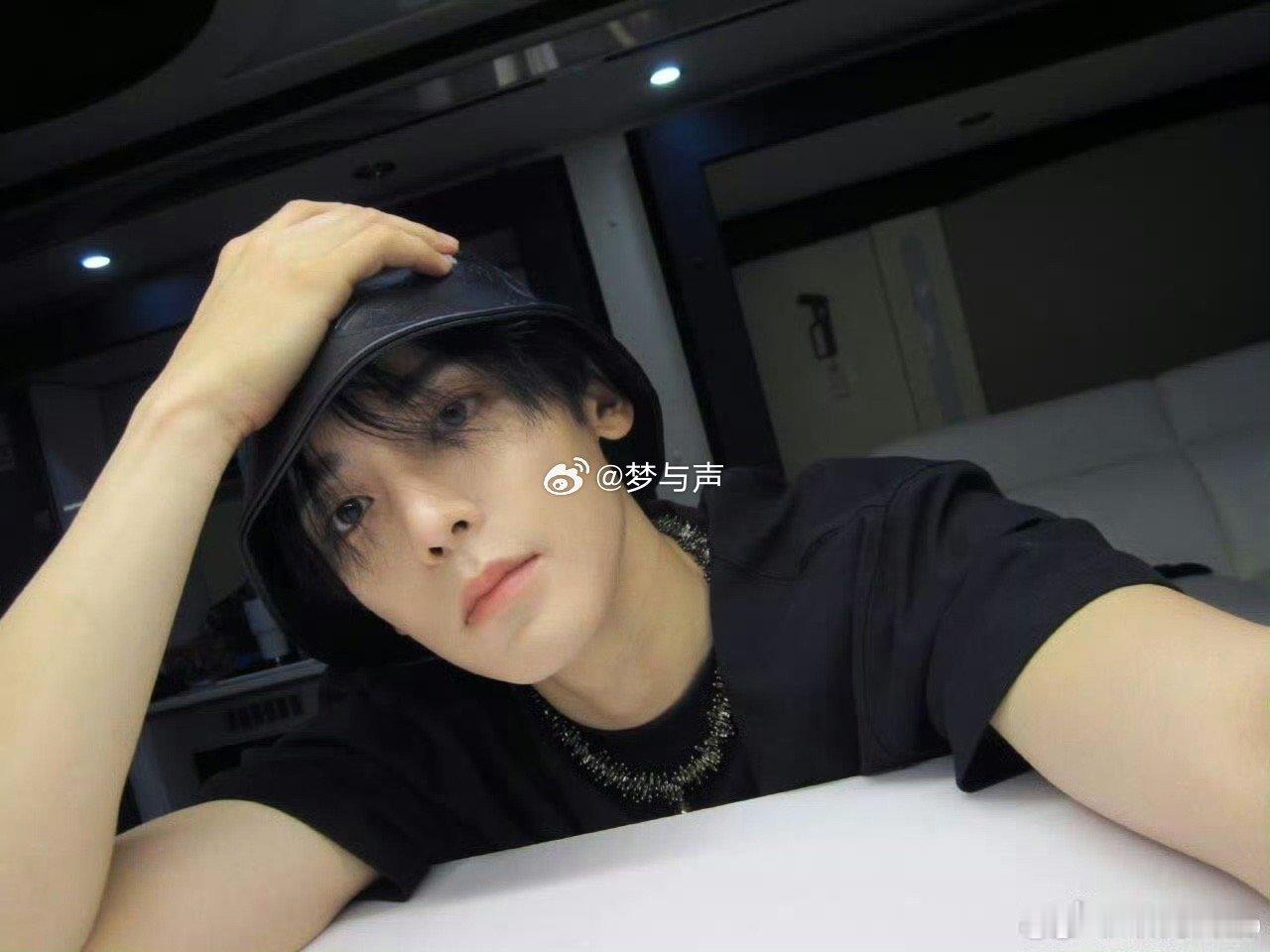 侯明昊萌界一把刀的含金量 帅萌双buff叠满！深v西装勾勒挺拔身姿，休闲私服尽显