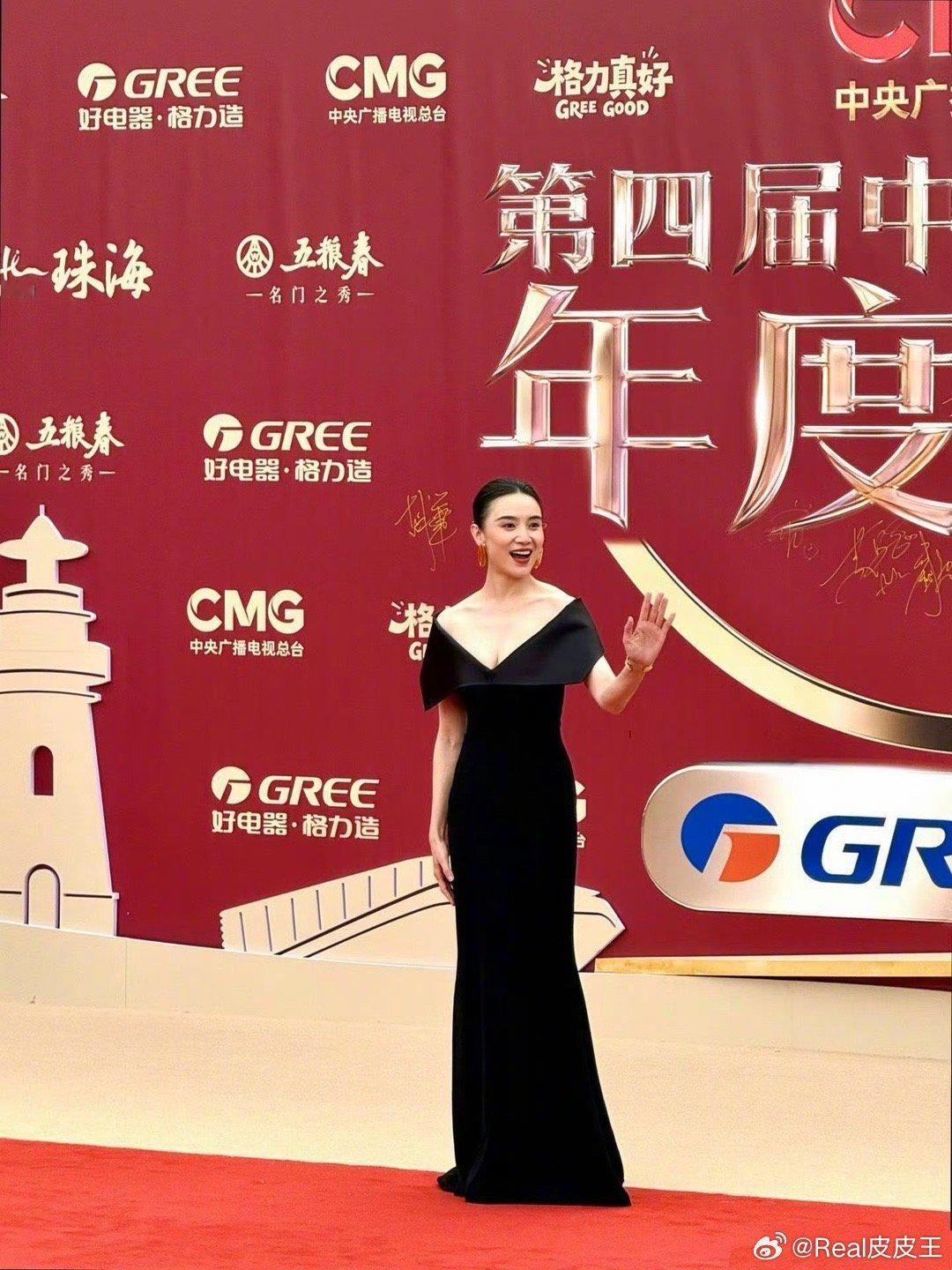 今晚电视剧年度盛典，咖位最大的三位分别是杨幂、孙俪、宋佳。最终，孙俪红毯压轴了，