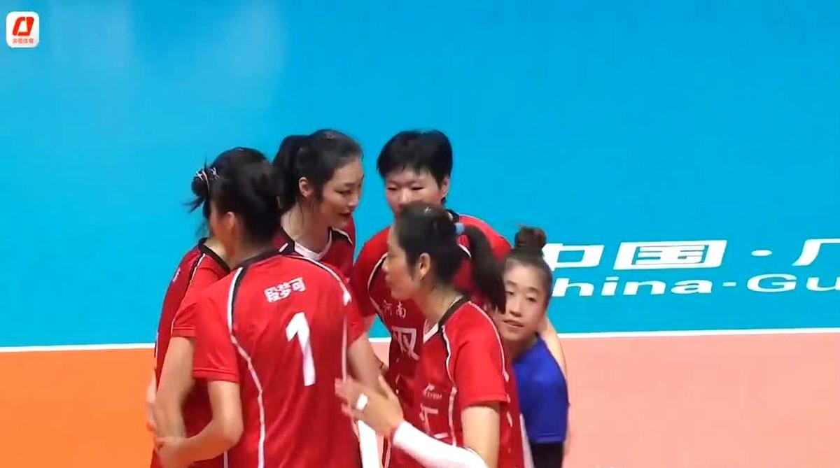 江苏女排今天在A组小组赛里3-0轻松碾压河南，三局比分25-18、25-16、2