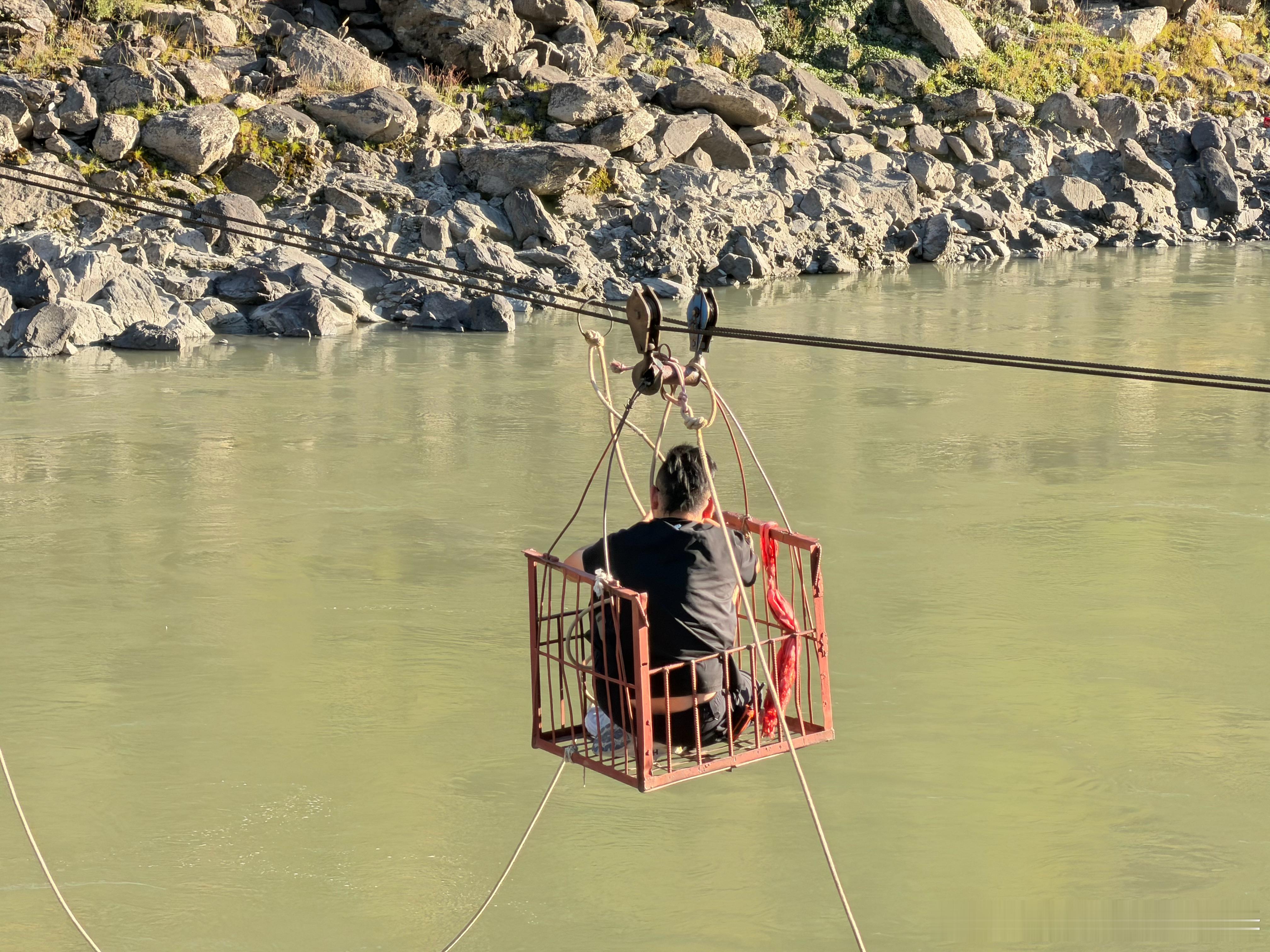 也不知道有什么烦心事儿非要给自己吊在金沙江上