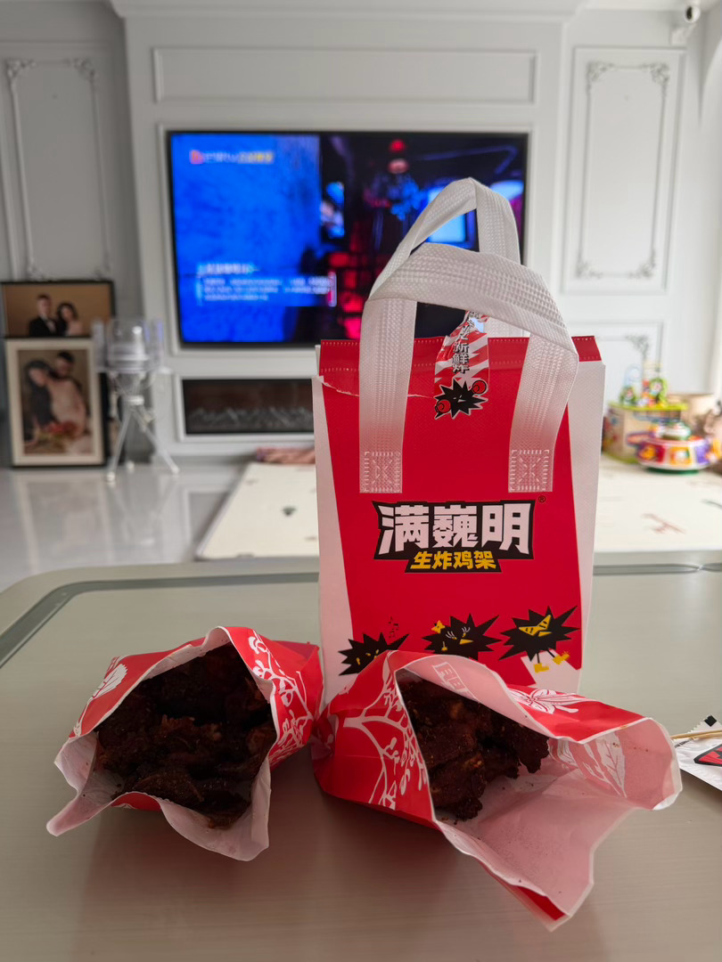 笑死了 昨天94斤了 然后点了两份炸鸡庆祝一下晚上出去遛娃又买了西瓜回来吃 半夜