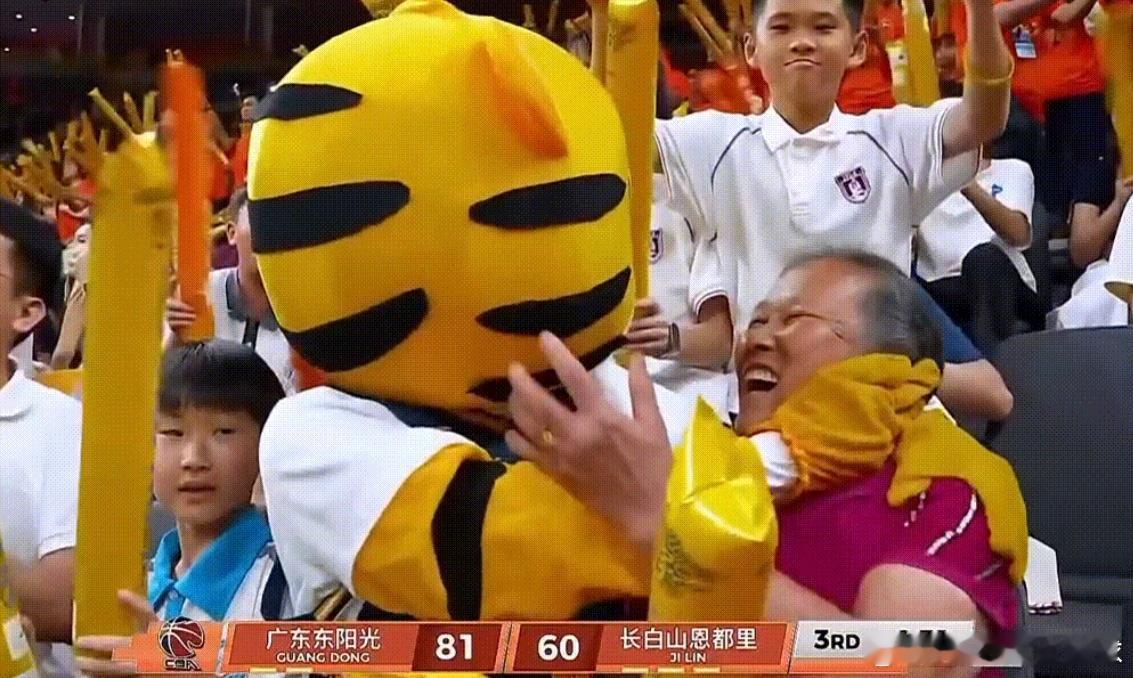 昨晚广东男篮以117-84、33分大胜吉林，打出了久违的统治级表现，全场毫无悬念