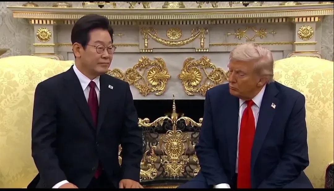 韩国总统李在明访问美国，归纳起来就是全程比较紧张、谨慎。

一是李在明的坐姿，表