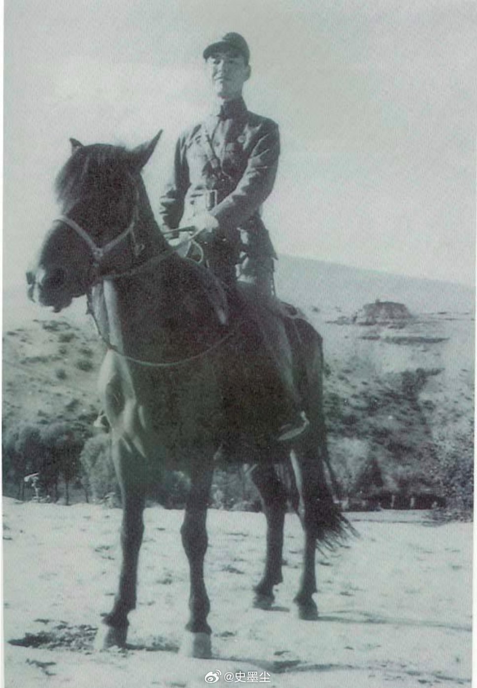 在抗日战争期间，毛主席为了民族大义，团结一切可以团结的力量，曾给国民党陆军上将、