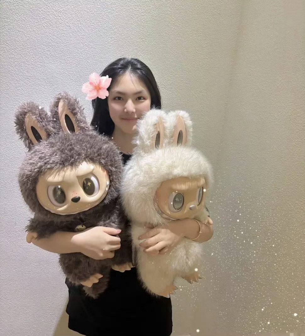 李湘又晒女儿了，这回炫耀的是Labubu玩偶，哪个流行哪个贵，就发哪个！ ​ ​