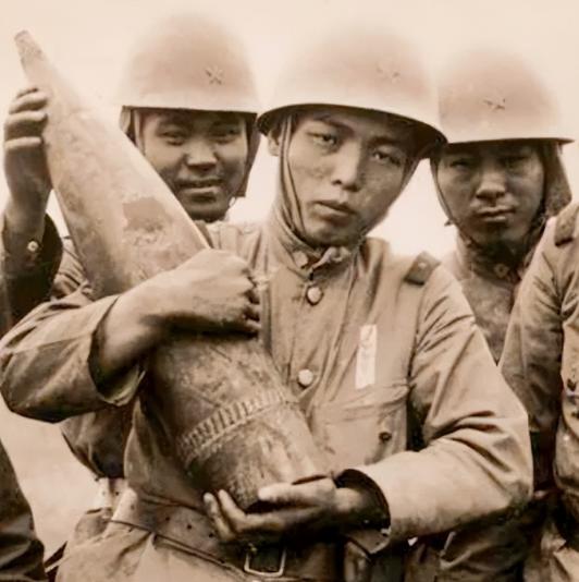 1937年，某一日深夜，一名日军翻进老农家，偷偷将一摞钱塞进窗户，低声道：“千万