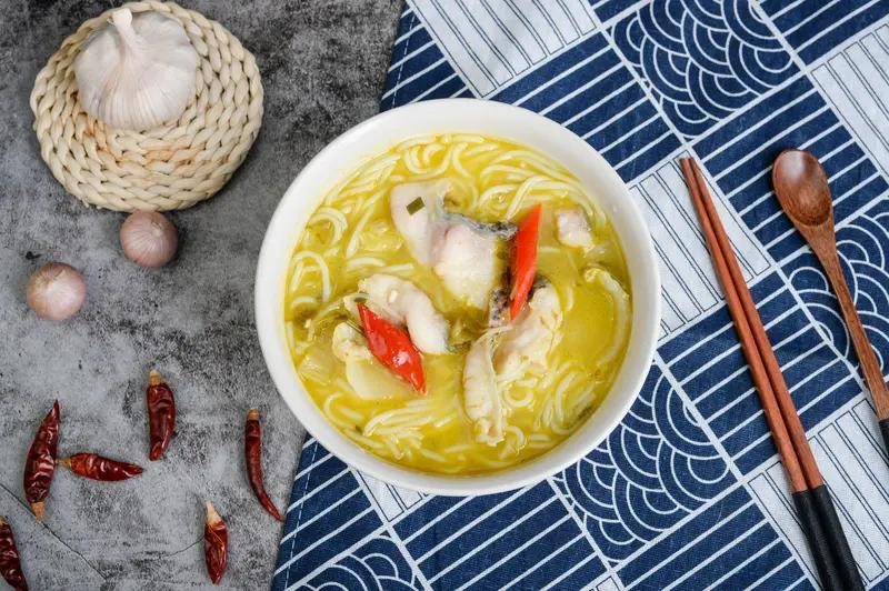 刚刷到一个统一老坛酸菜面的短视频广告，他们胆子可真够大的，简直是想红想疯了。开头