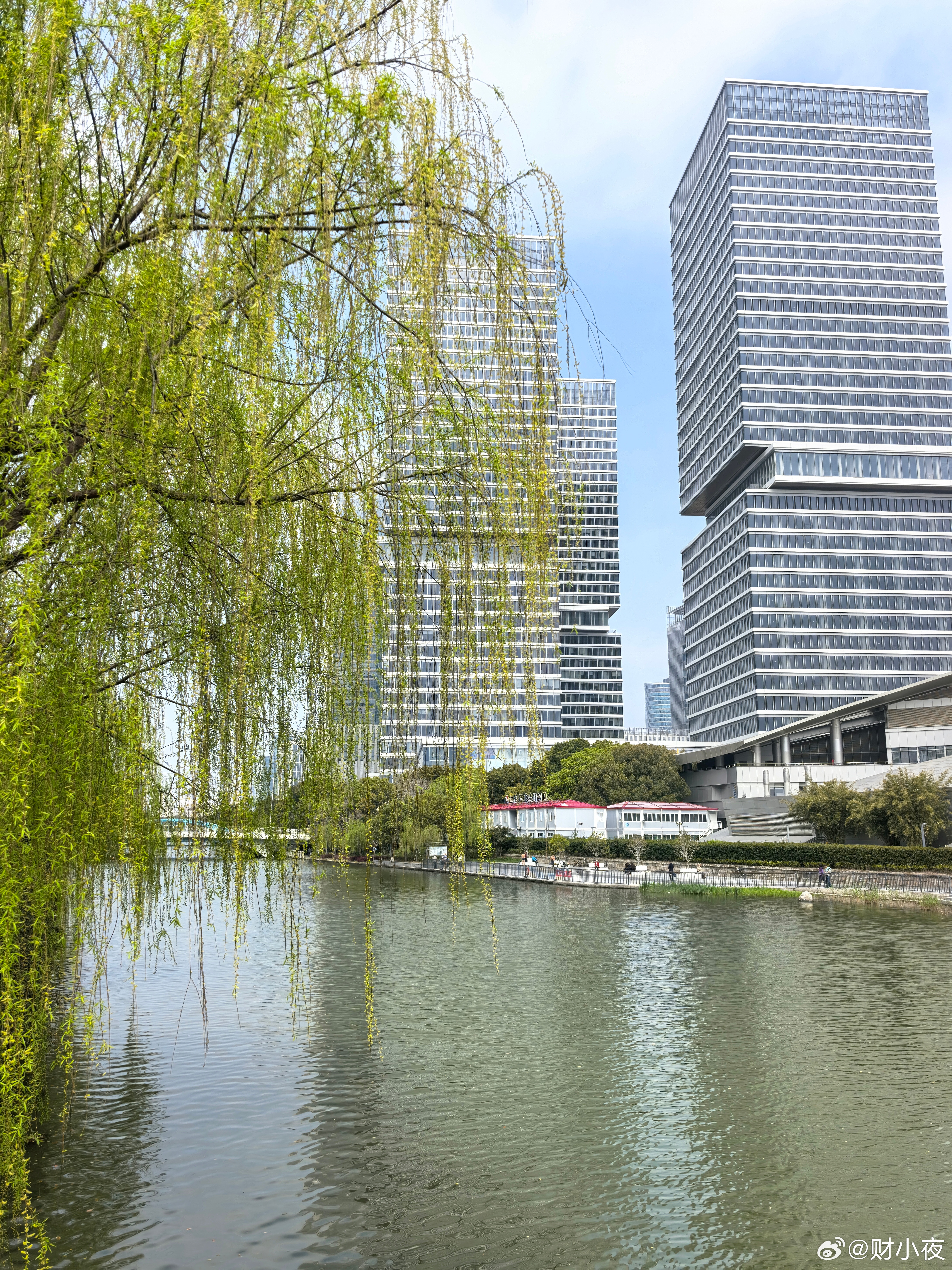 以前买房，靠的是中介带看、朋友推荐、自己跑盘。信息不对称，是最大的坑。同一套房，