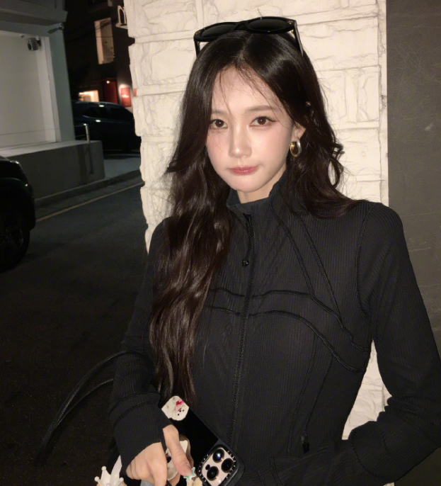 陈乔恩度假氛围感穿搭解析，这套造型选了一件暖姜黄色晕染吊带薄纱长裙，垂坠感面料轻