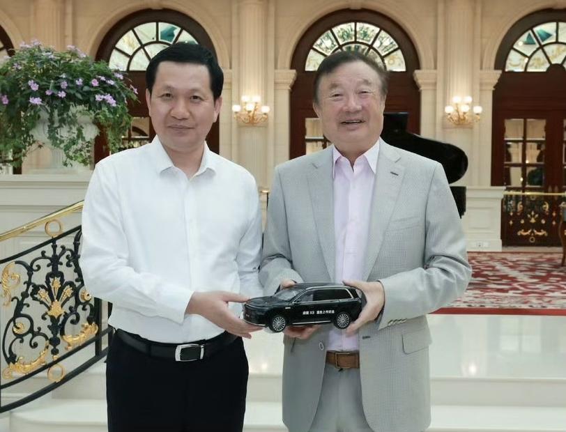 余：我们的车遥遥领先！
任老：（一巴掌）我们不造车！
81岁任正非亲切会见东风汽