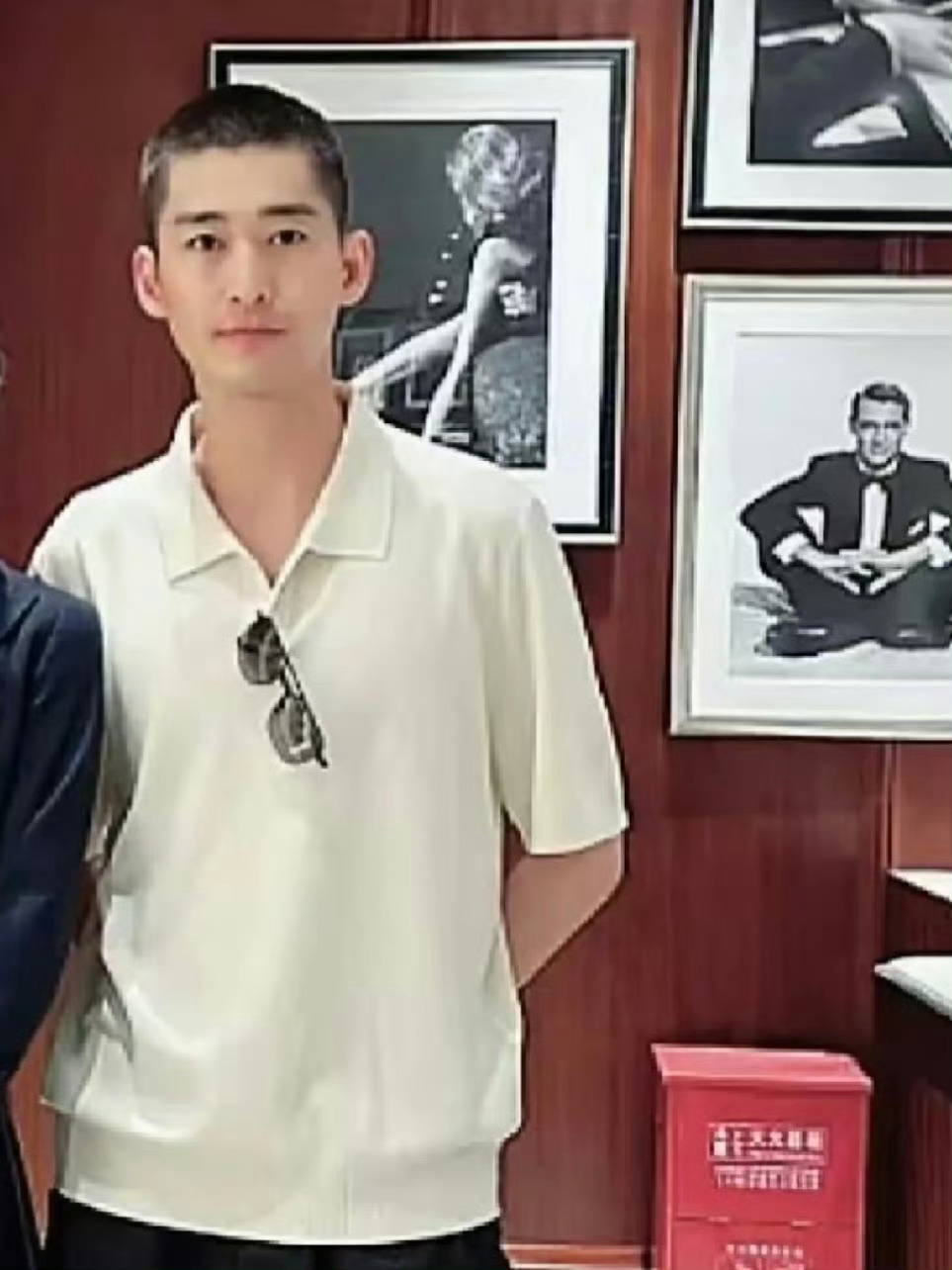 网友KTV偶遇张翰寸头造型的张翰真的是让人眼前一亮，网友偶遇都直呼翰哥这个状态真