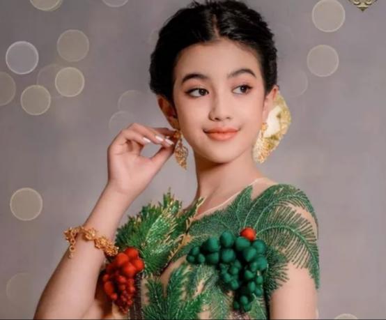 [浮云]2011年，中国小伙曾亮平与柬埔寨公主德丝相恋。谁料，德丝父亲连夜赶来，