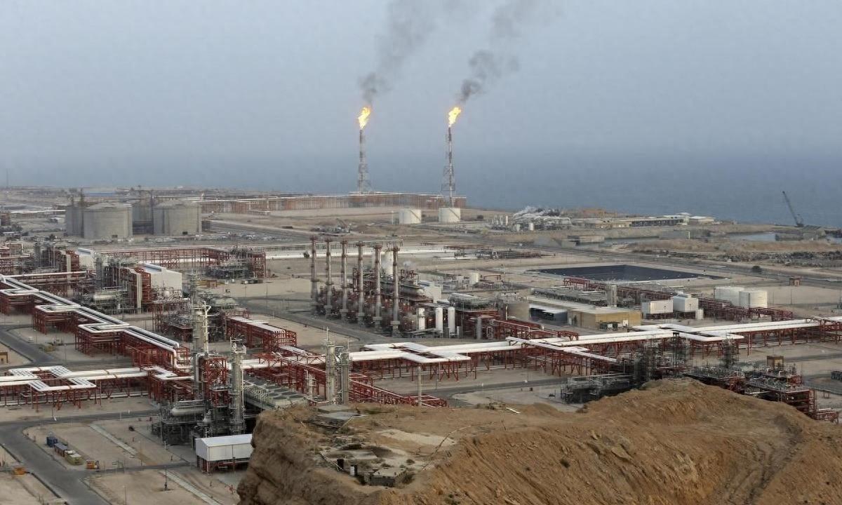 2026 年 3 月，中东局势突变。以色列空袭伊朗南帕尔斯气田，直接切断其经济命