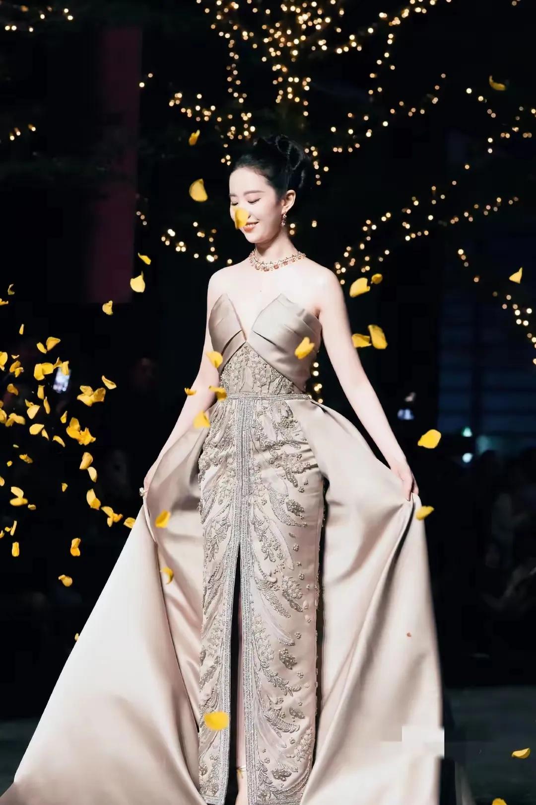 刘亦菲，这位被称为“神仙姐姐”的女演员，最近又一次引发了热议。她在活动现场的强大