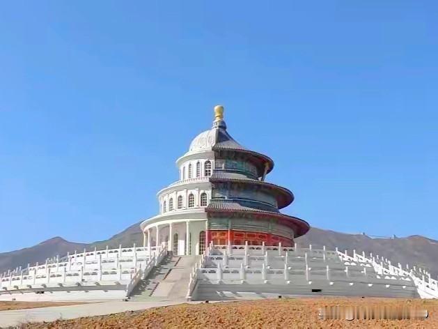 它有一个名字叫：中西合璧！
地图能搜索到，在石家庄。
第一眼的感觉是设计师的脑洞