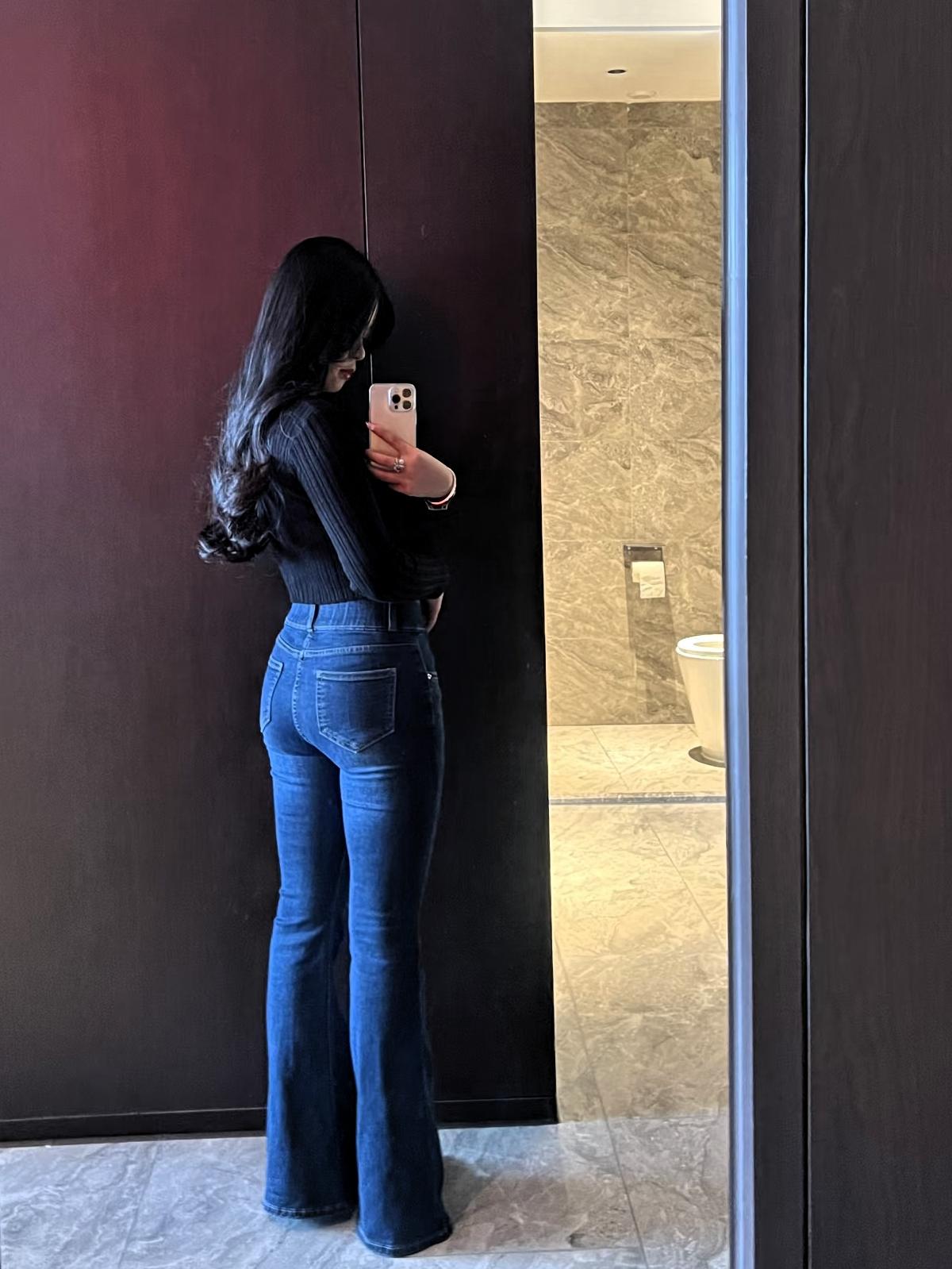 卫生间对镜拍紧身背影照，是真的分享穿搭还是故意秀身材博流量？

我的核心观点是✨