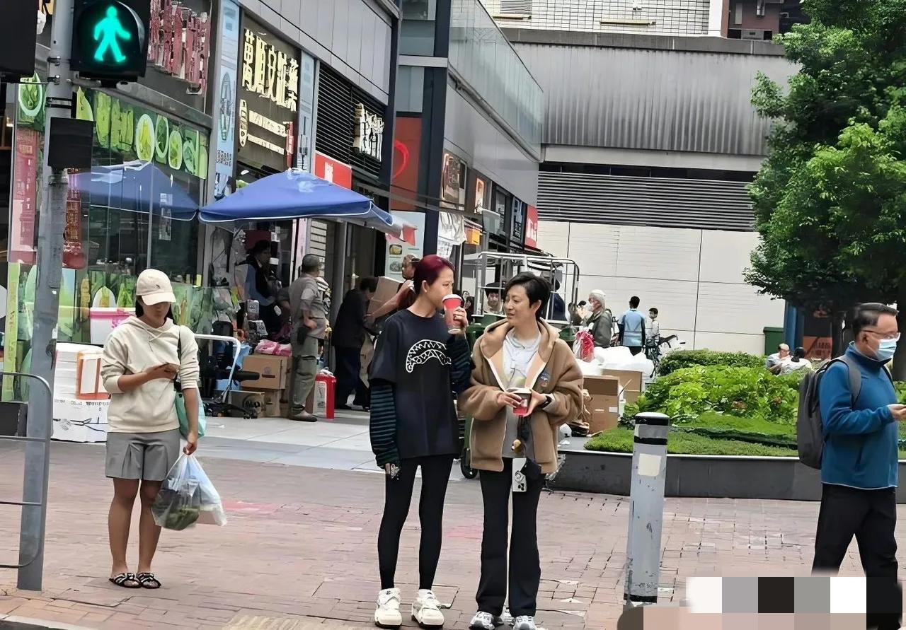 很好奇！这么大的明星走在街上都没人上去合影，香港人怎么都不追星呢？