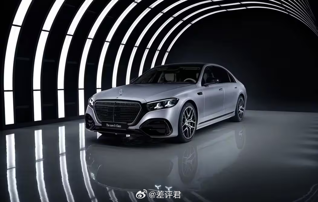 #差评说车# 作为奔驰的金字招牌，S级这次拿出来了不少前所未有的新功能。像是发光