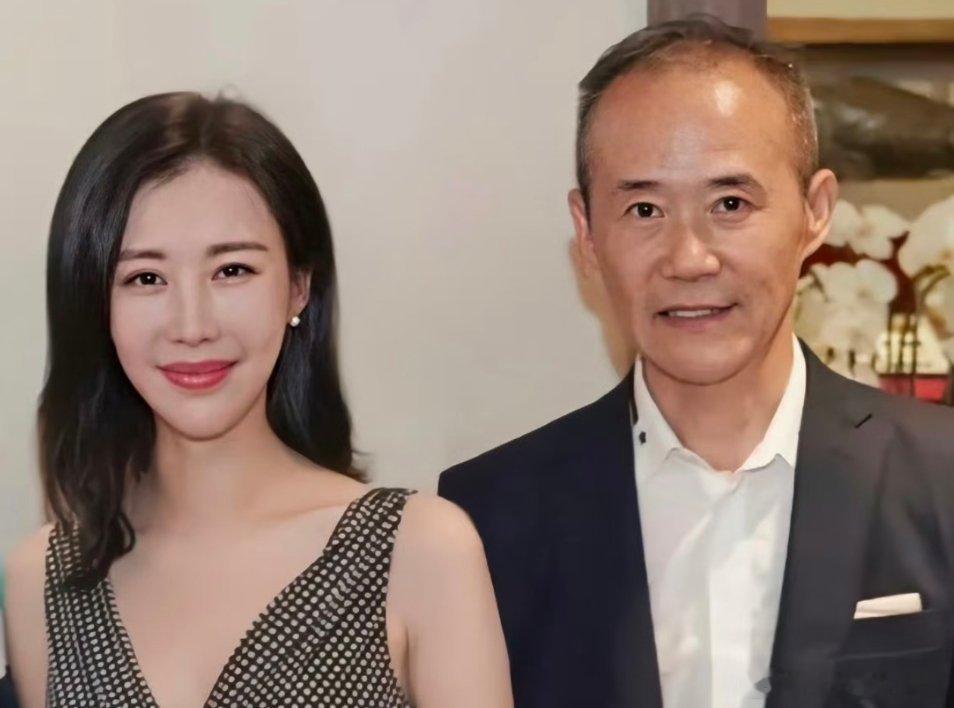 王石女儿王蔚蓝比田朴珺还大一岁她们见面了要怎样称呼呢！应该会挺尴尬的。最近王石都
