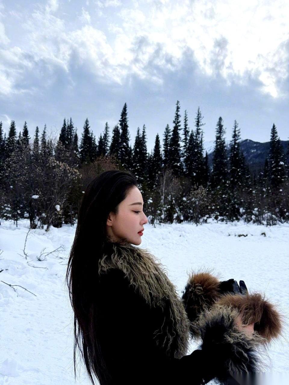 当几亿人还在为过年抢票、堵车，焦头烂额的时候，张馨予已经一脚油门，跟老公何捷扎进