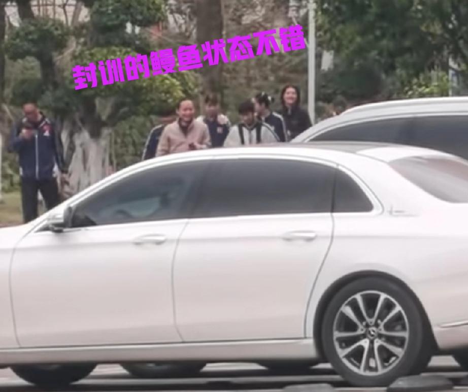 国乒成都封训第一天，有球迷拍到王曼昱去上训的图片，清晰的可见鳗鱼有任浩指导在身边