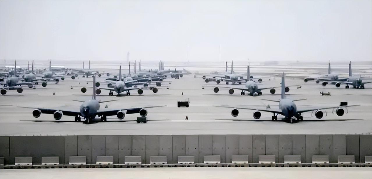 中东要捅大娄子了！美军居然偷偷往那儿派重兵，航母直接关掉信号“摸黑”潜行，而伊朗