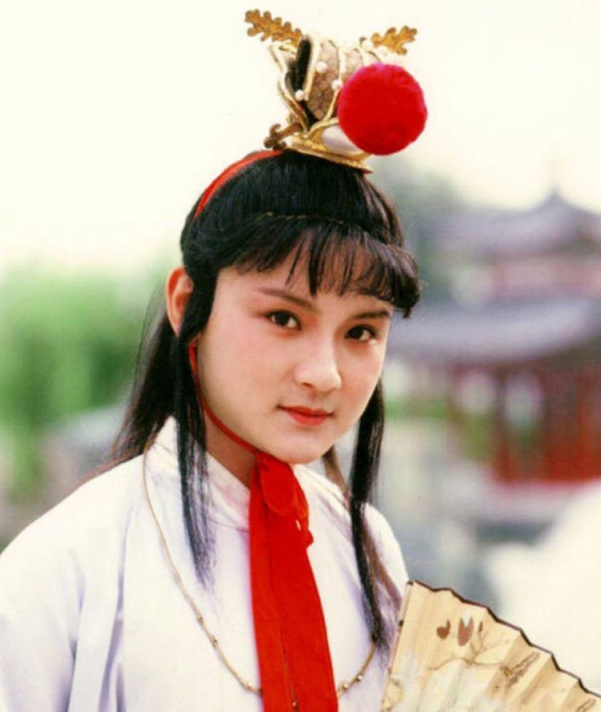 贾宝玉的“意淫”本质上是对生命个体尊严的极端尊重，他以这种近乎偏执的共情，消解了