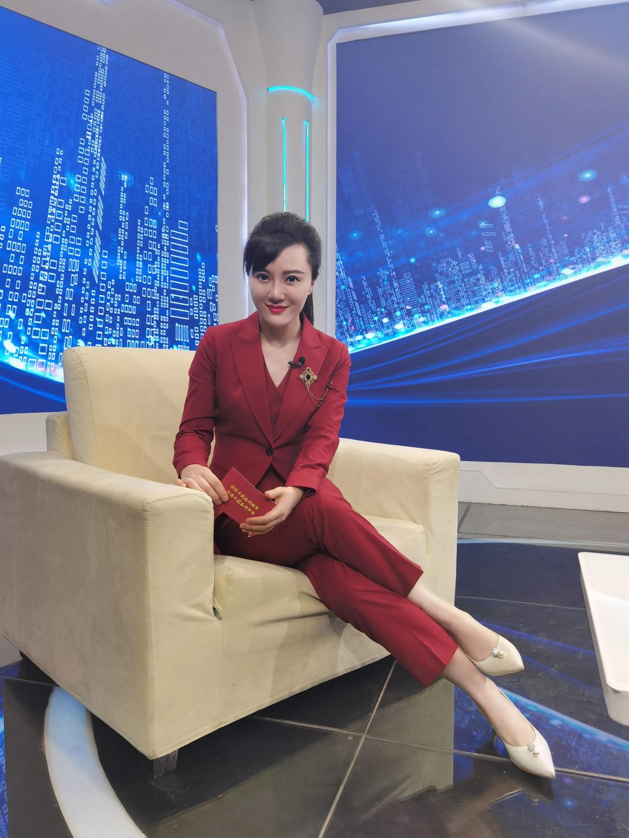 一天之内在北京城跑两个棚，录3期口播和十几期访谈是个什么感受？
说话说得我脑瓜子