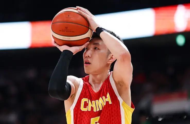 实际上现在就七人主要轮换，焦泊乔上三分钟，庞峥麟下半场弃用，王俊杰这场还早早三犯
