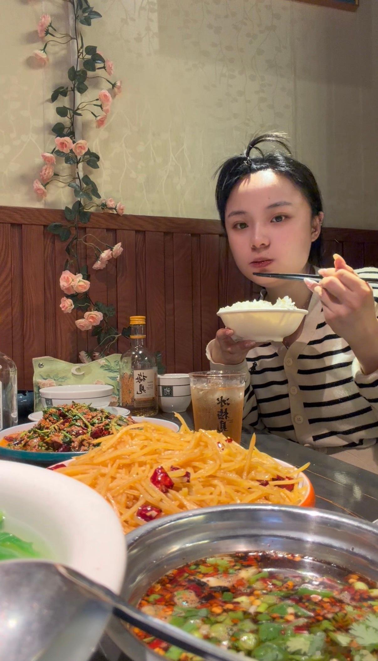 生活打败不了一个大口吃饭的人吃吃吃吃[春游家族] ​​​