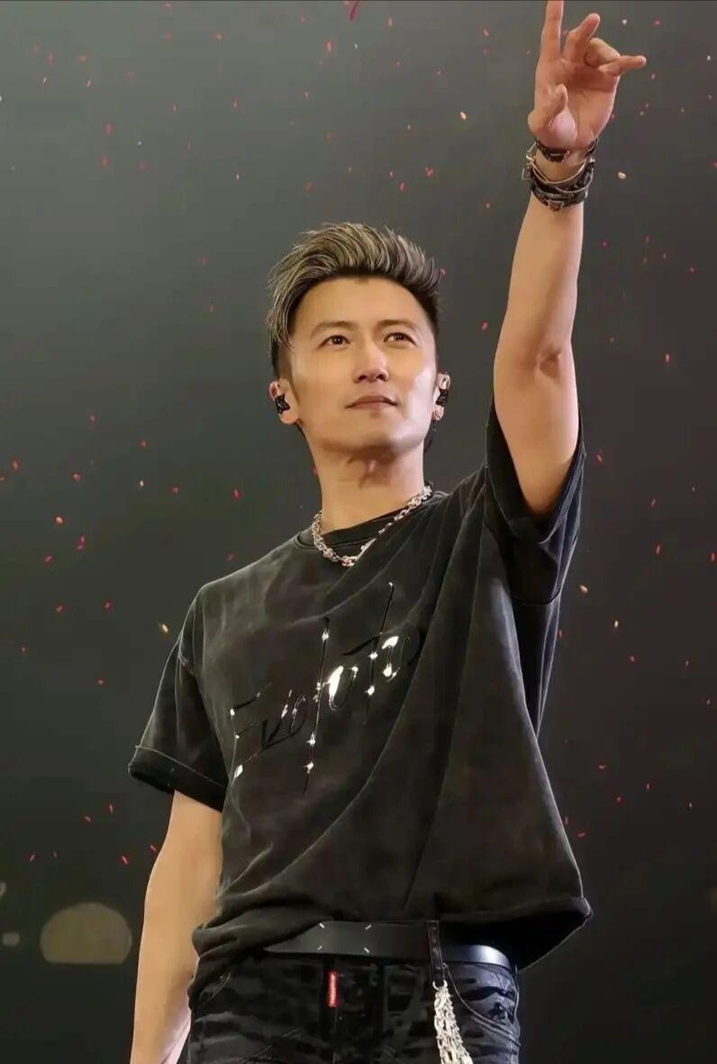 好想去他的演唱会他怎么这么多年都没怎么变呢？
只是褪去了青涩感，也少了叛逆，
还