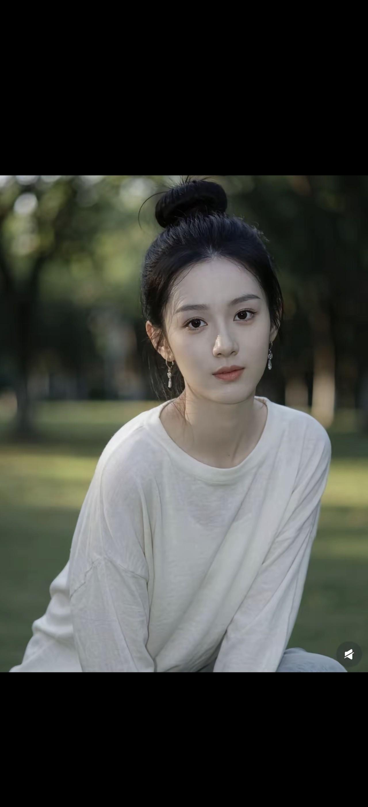 一位女孩在公园里安静地坐着。