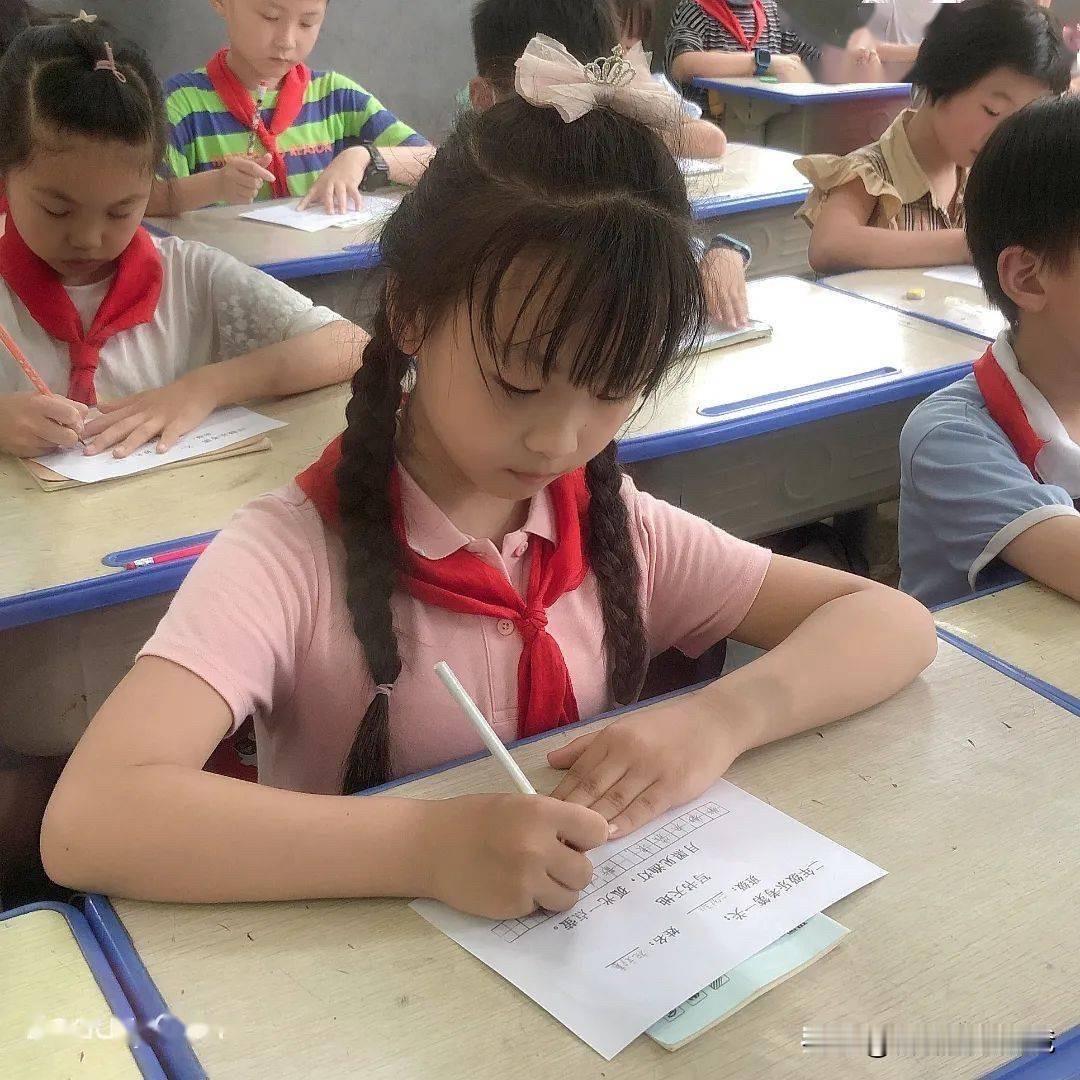 孩子的天性就是吃喝玩乐，指望孩子自律那就像中彩票一样难。与其指望虚无缥缈的事儿还