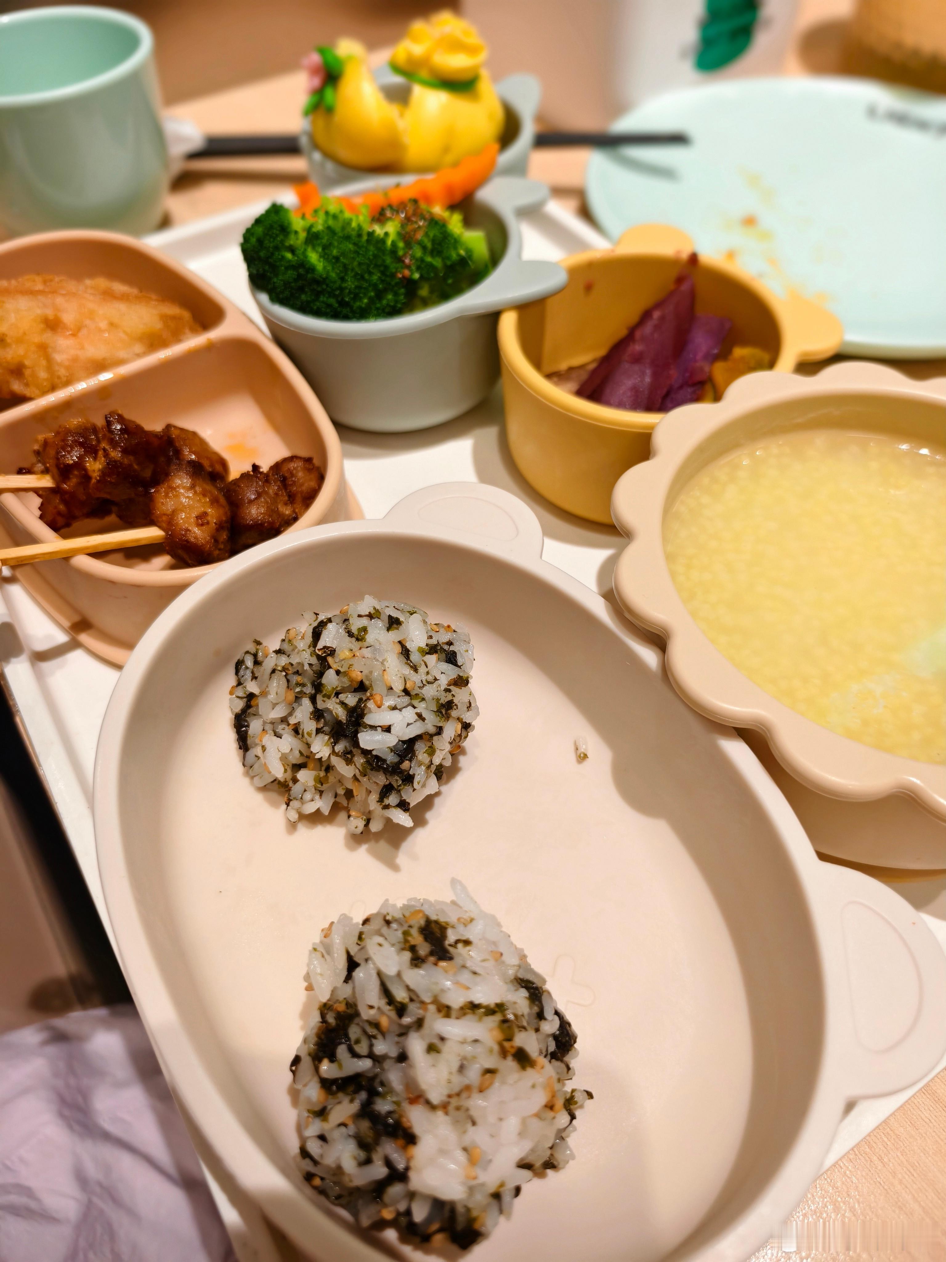 最近加班到吐晚饭出去吃谁成想停车把车蹭了[泪]幸好不太严重 ​​​