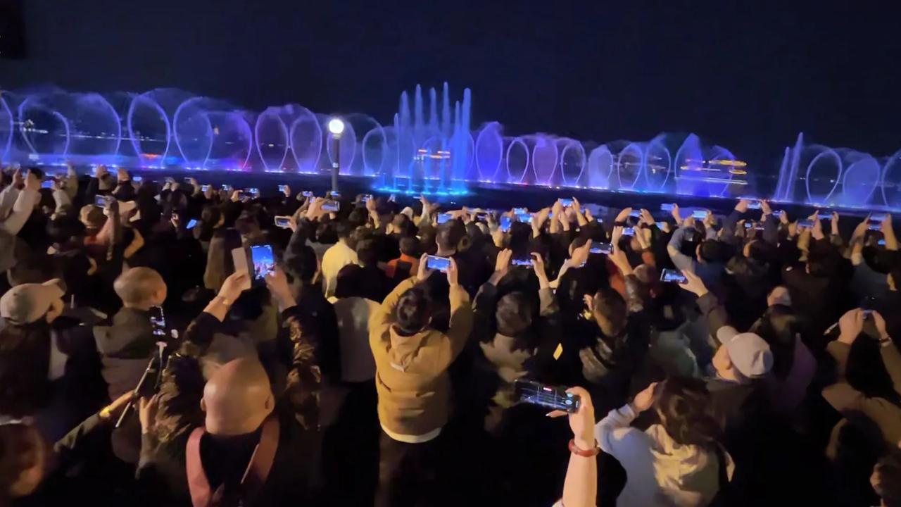 旅行随手拍路边小店的老板娘太会了！一碗馄饨撒上葱花和胡椒粉，汤头鲜得能把舌头吞下