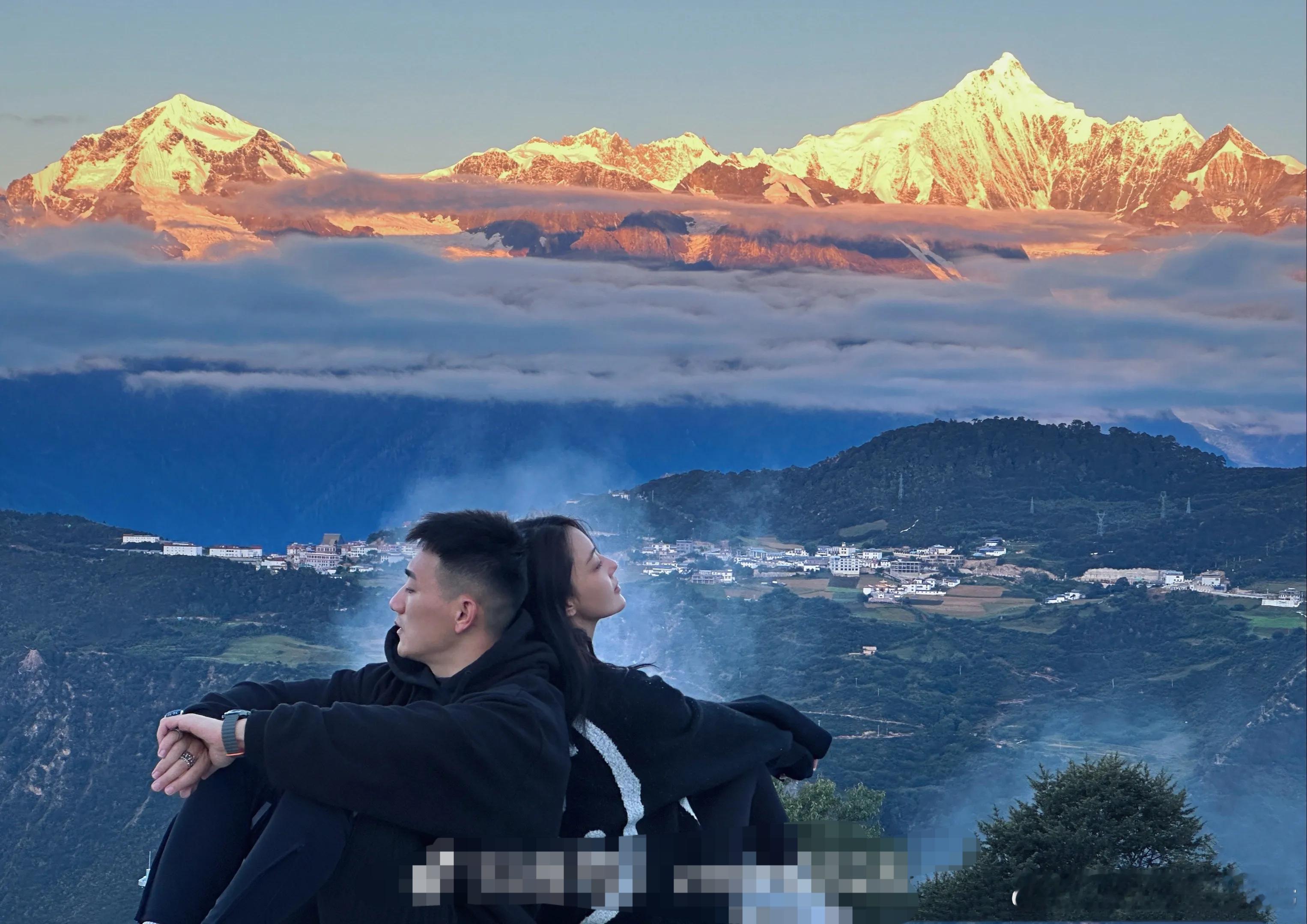 张馨予晒照纪念结婚七周年张馨予晒与何捷合照纪念结婚七周年 张馨予在社交平台晒与何