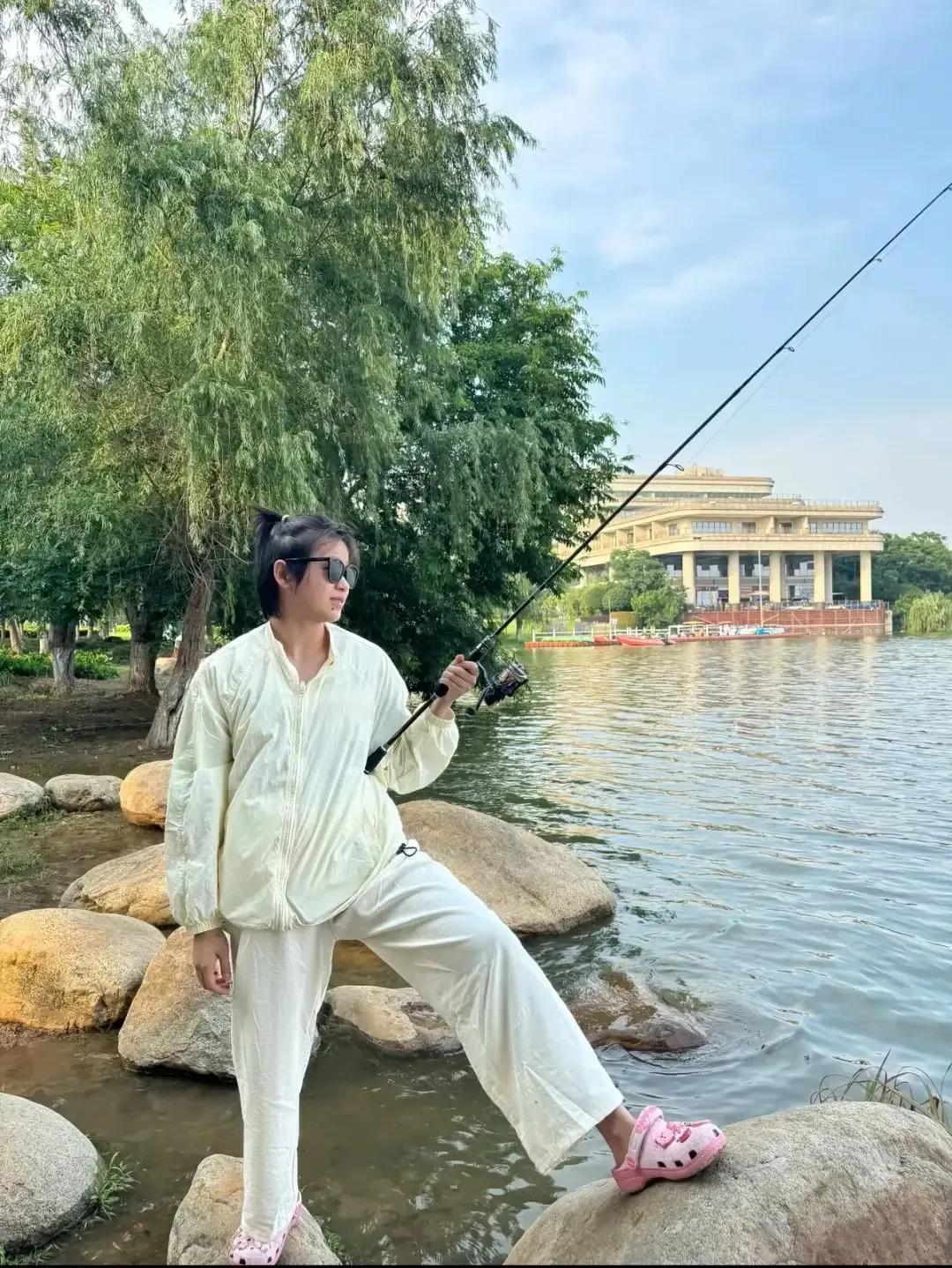 酷酷的婵宝，这身打扮好钓鱼翁。这孩子，干啥啥专注，所以她不成功谁成功？