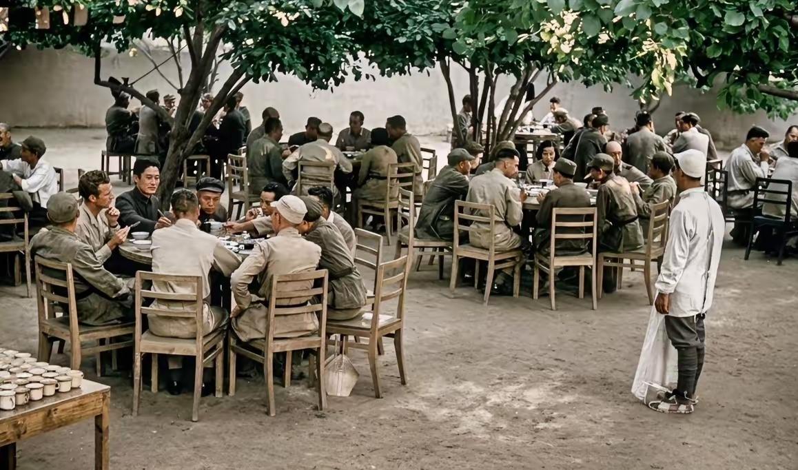 我们的毛爷爷在这张照片里，你能找到他吗？

（这张照片拍摄于1944年的延安，记