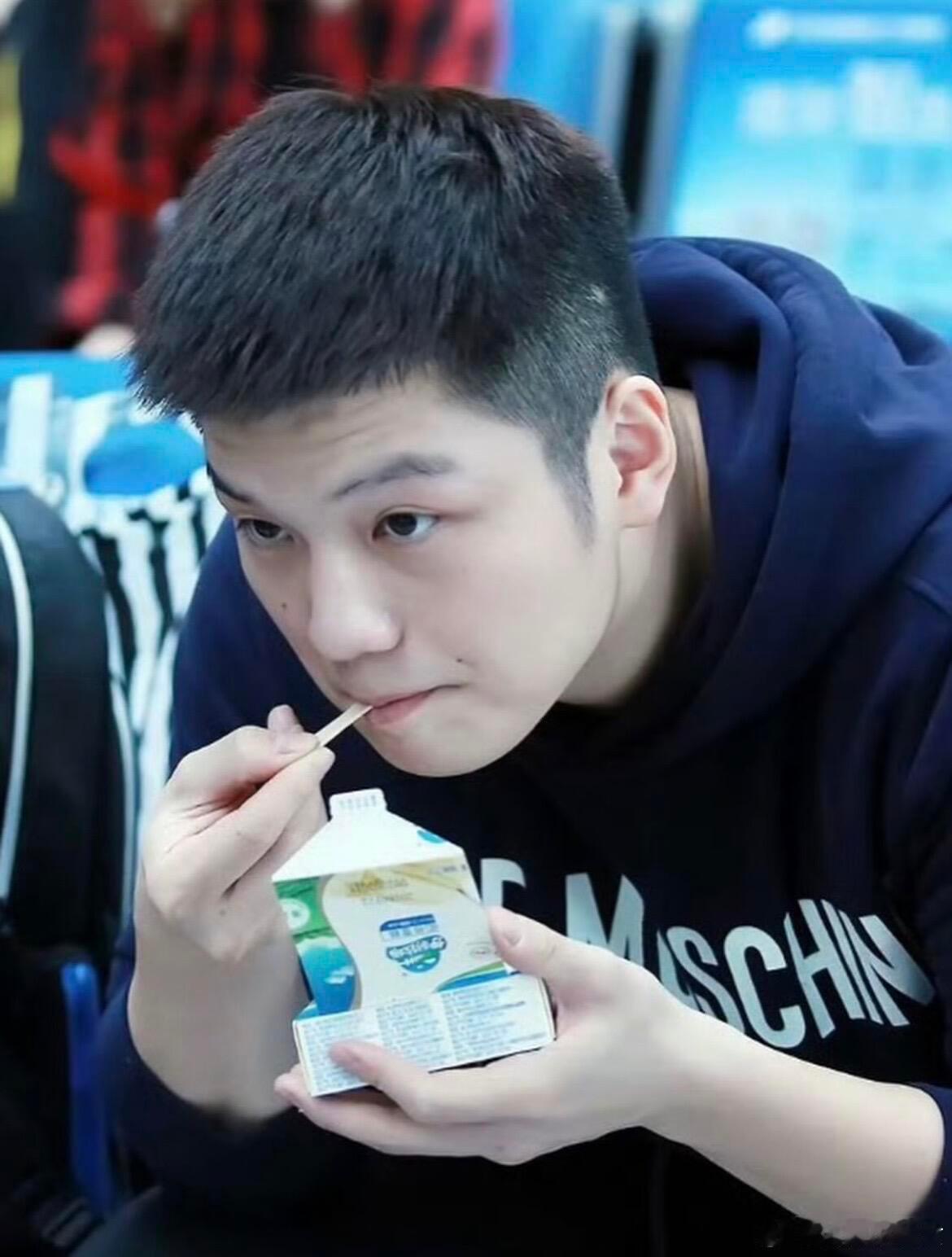 来看我早期鲜活的小胖！成长的代价很沉重，但我永远怀念那个快乐单纯的少年的你！ 