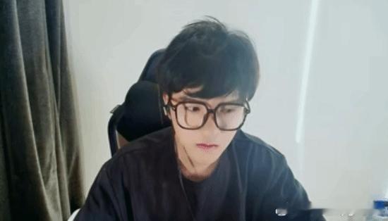 中国lol首个世界冠军若风直播怀旧服近日，《英雄联盟》怀旧模式测试开启，不少老玩