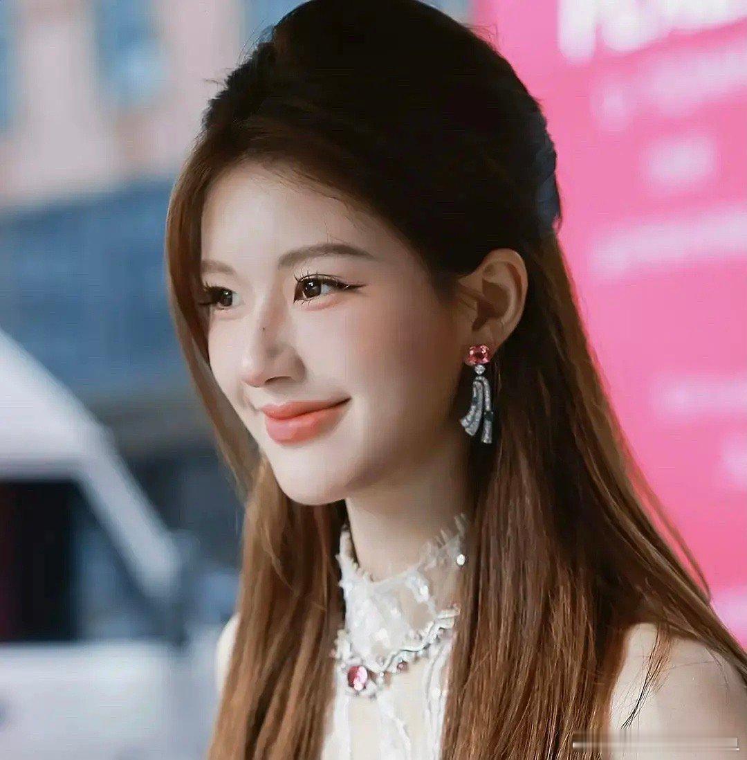 无法理解赵露思的高炉顶造型 