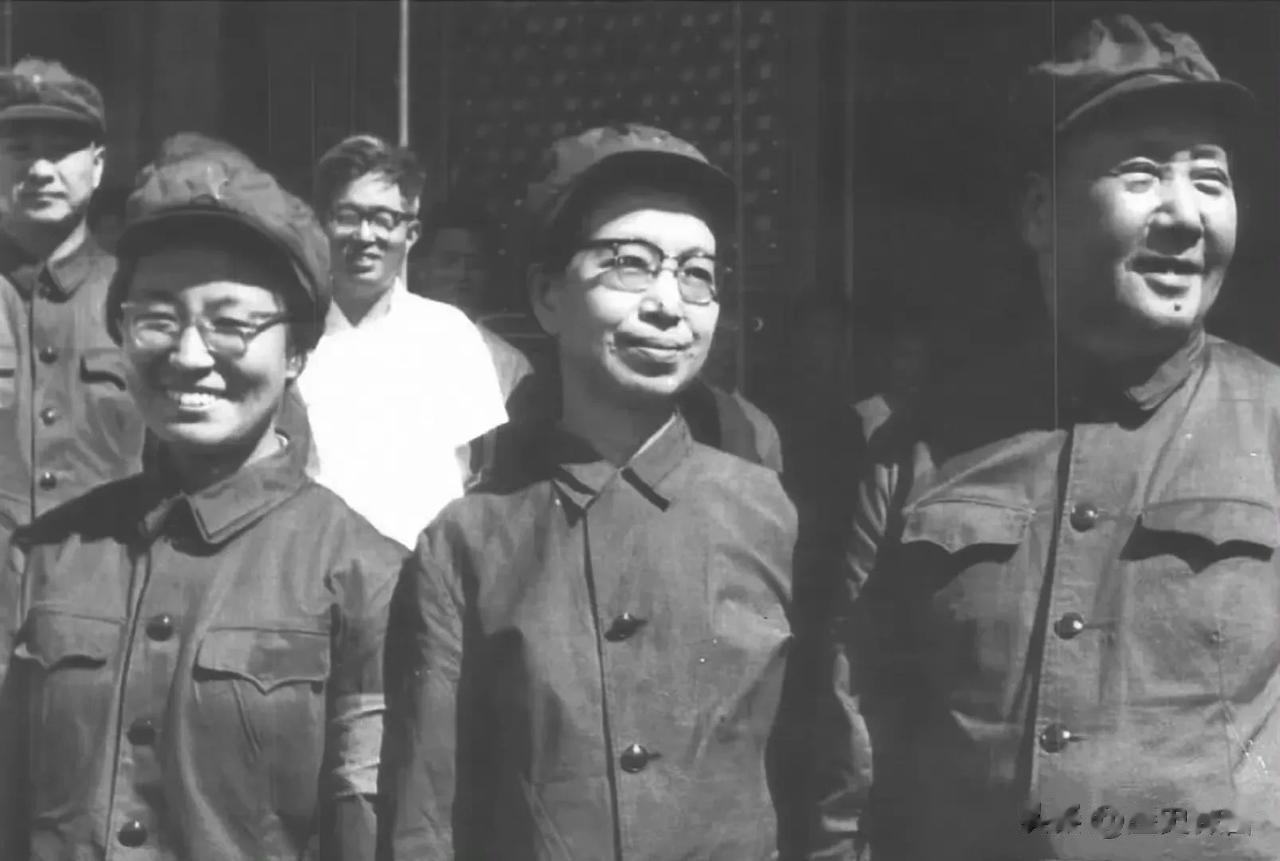 1966年8月18日，北京。李进同志陪毛主席在天安门城楼上接见青年代表，左边是李