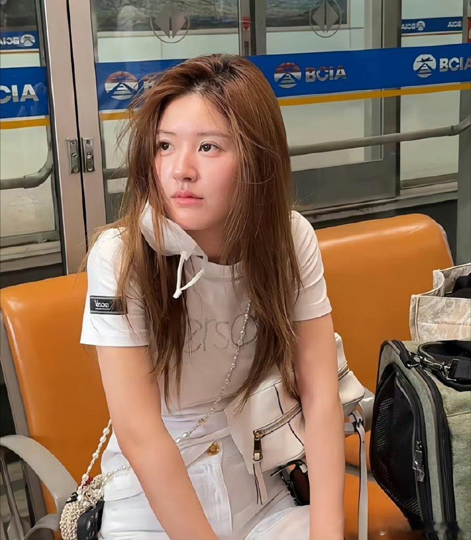 其实我有一点不懂的[允悲][允悲][允悲]赵露思这样头发乱乱的，面部状态糟糕的样